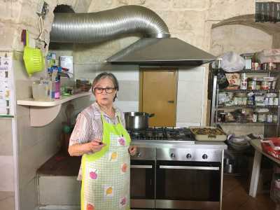 Ci guardiamo intorno: sulle varie mensole sono accatastati piselli in scatola, bottiglie di salsa, pacchi di pasta e contenitori di olio